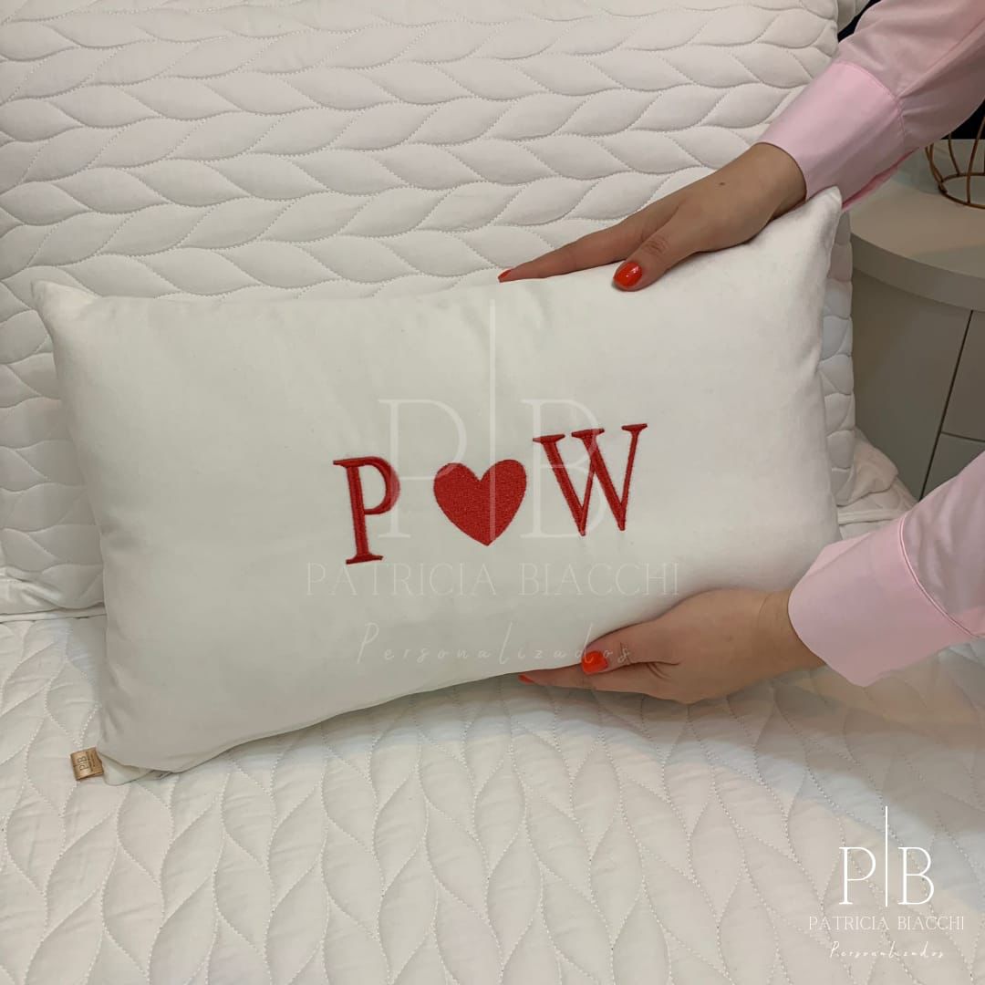 Par de Almofadas com Iniciais Heart Veludo Branco Bordado Vermelho