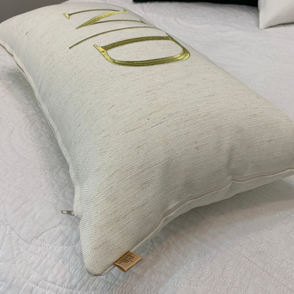 Almofada Individual com Iniciais Married Linho Cru Bordado Dourado
