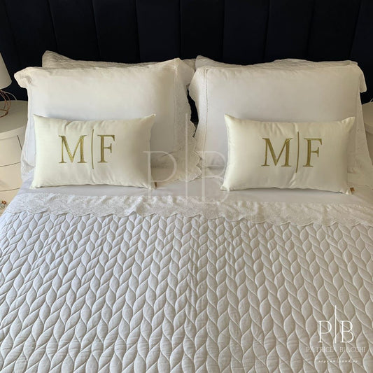 Almofada Individual com Iniciais Married Veludo Branco Bordado Dourado