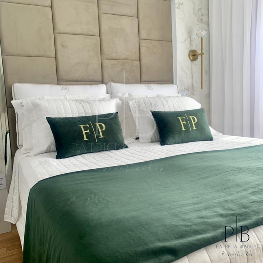 Par de Almofadas com Iniciais Married Veludo Verde-Escuro Bordado Dourado