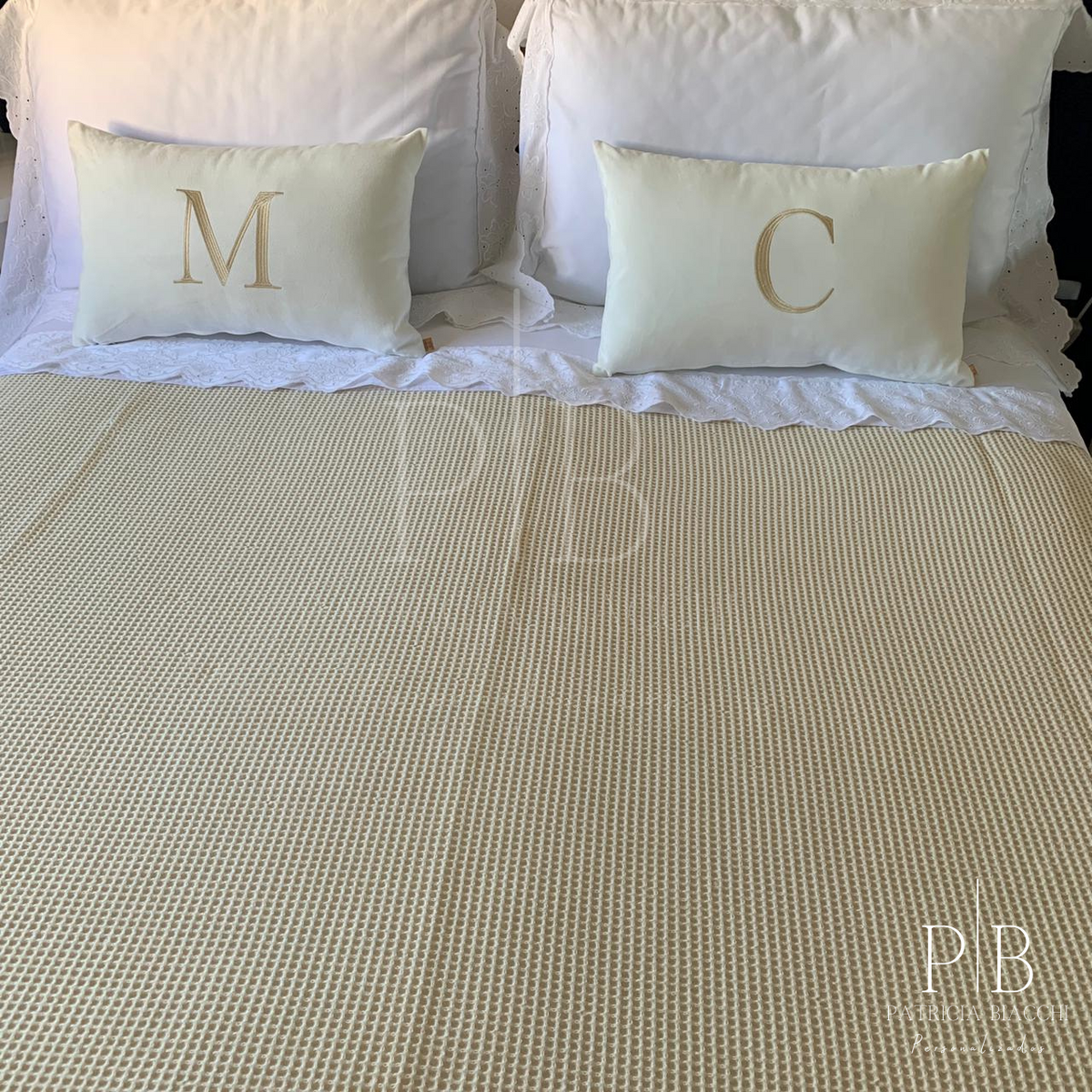 Almofada Individual com Inicial Single Veludo Branco Bordado Champanhe