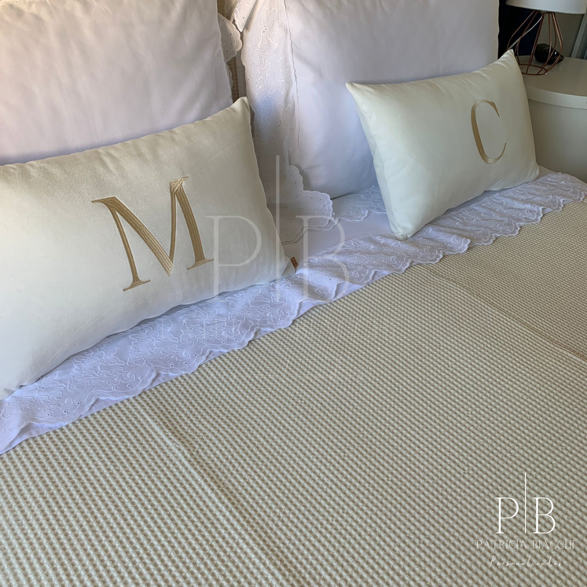 Almofada Individual com Inicial Single Veludo Branco Bordado Champanhe