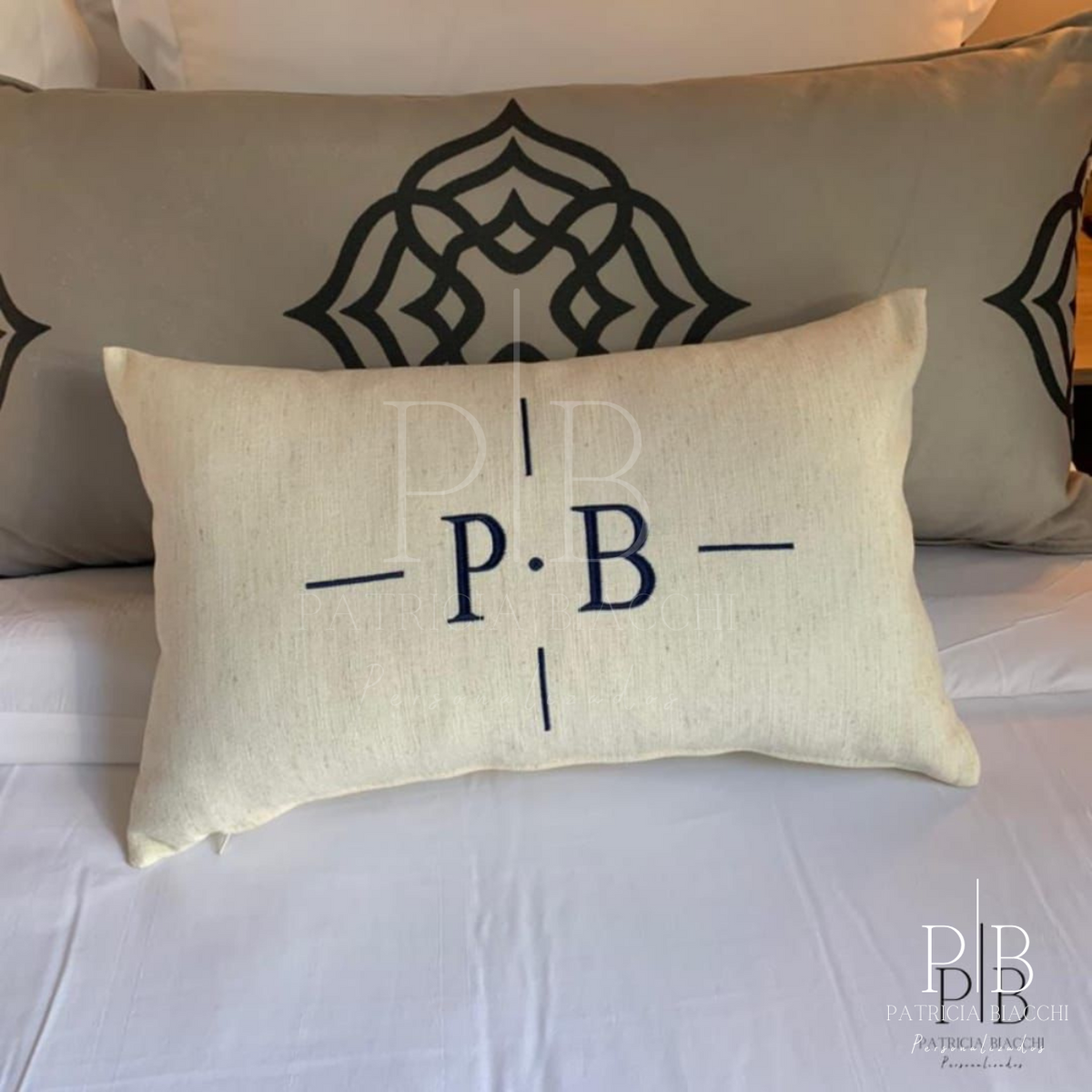 Par de Almofadas com Iniciais Design Linho Cru Bordado Azul-Marinho
