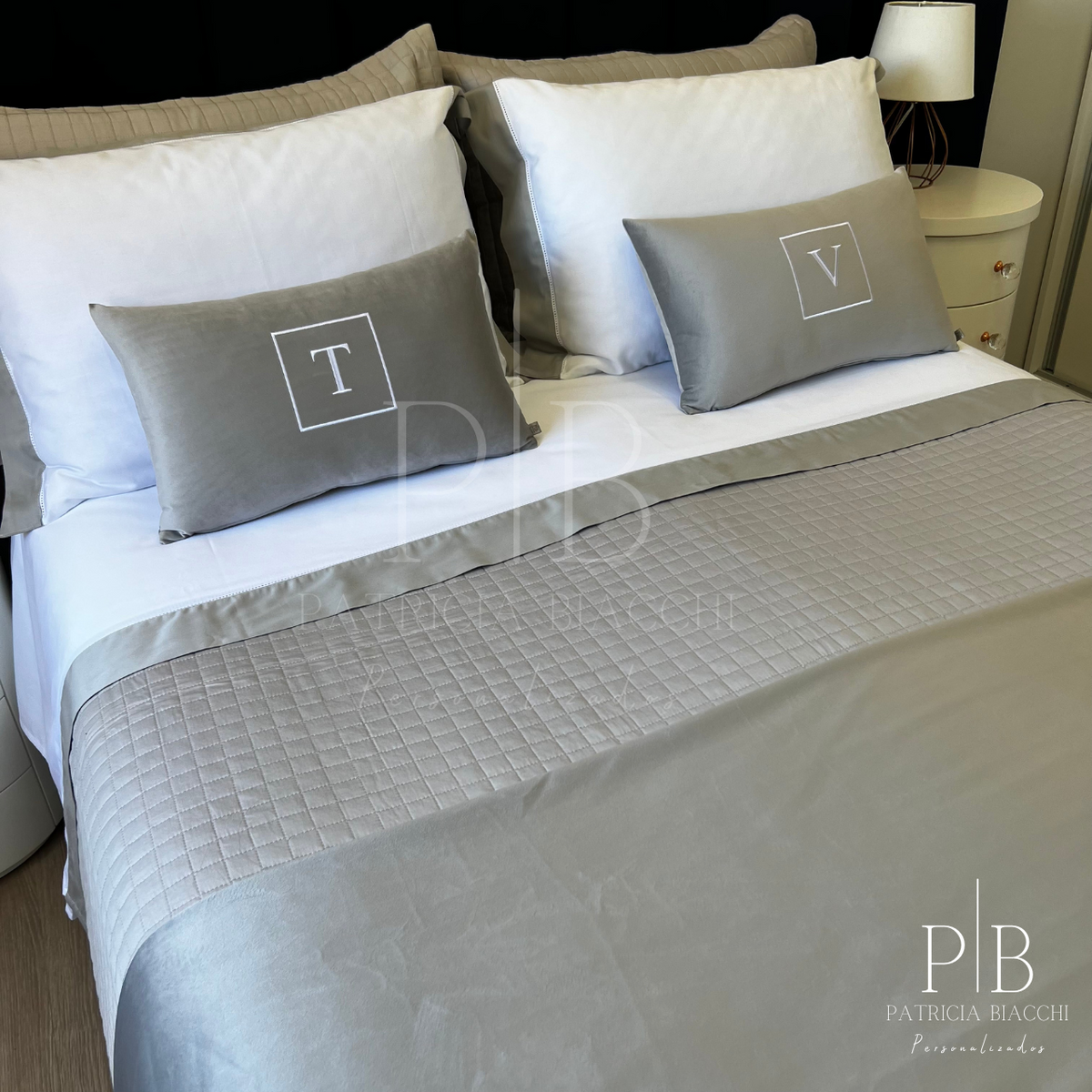Almofada Individual com Inicial Square Veludo Cinzento-Claro Bordado Branco