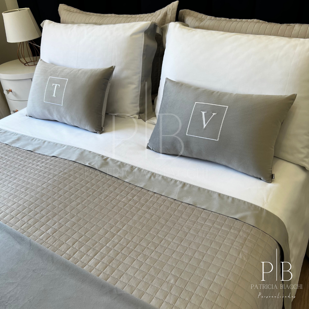 Almofada Individual com Inicial Square Veludo Cinzento-Claro Bordado Branco