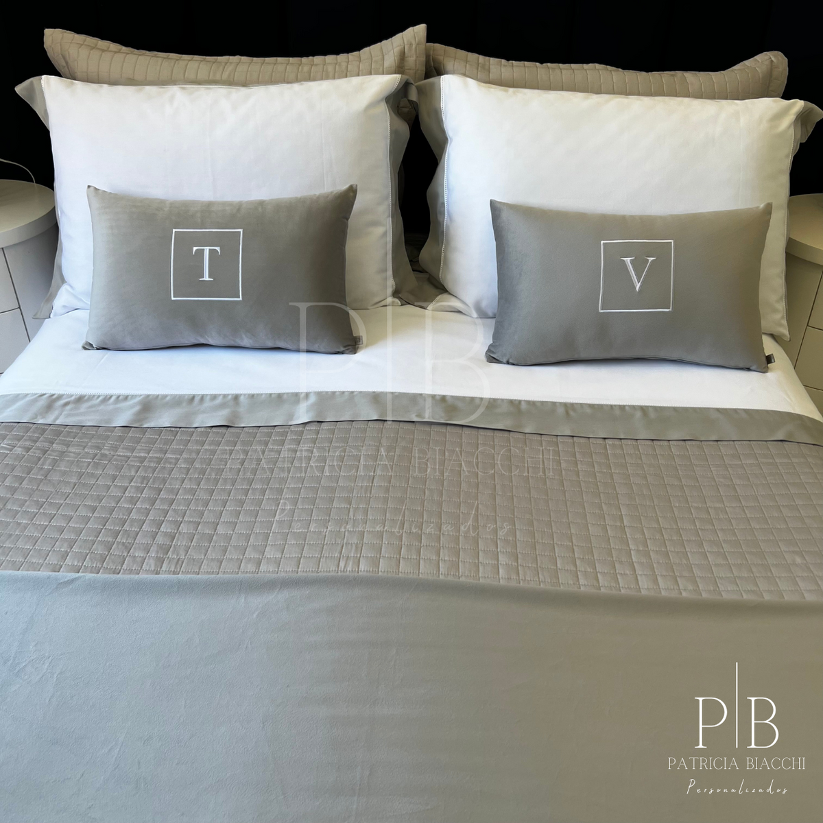 Almofada Individual com Inicial Square Veludo Cinzento-Claro Bordado Branco
