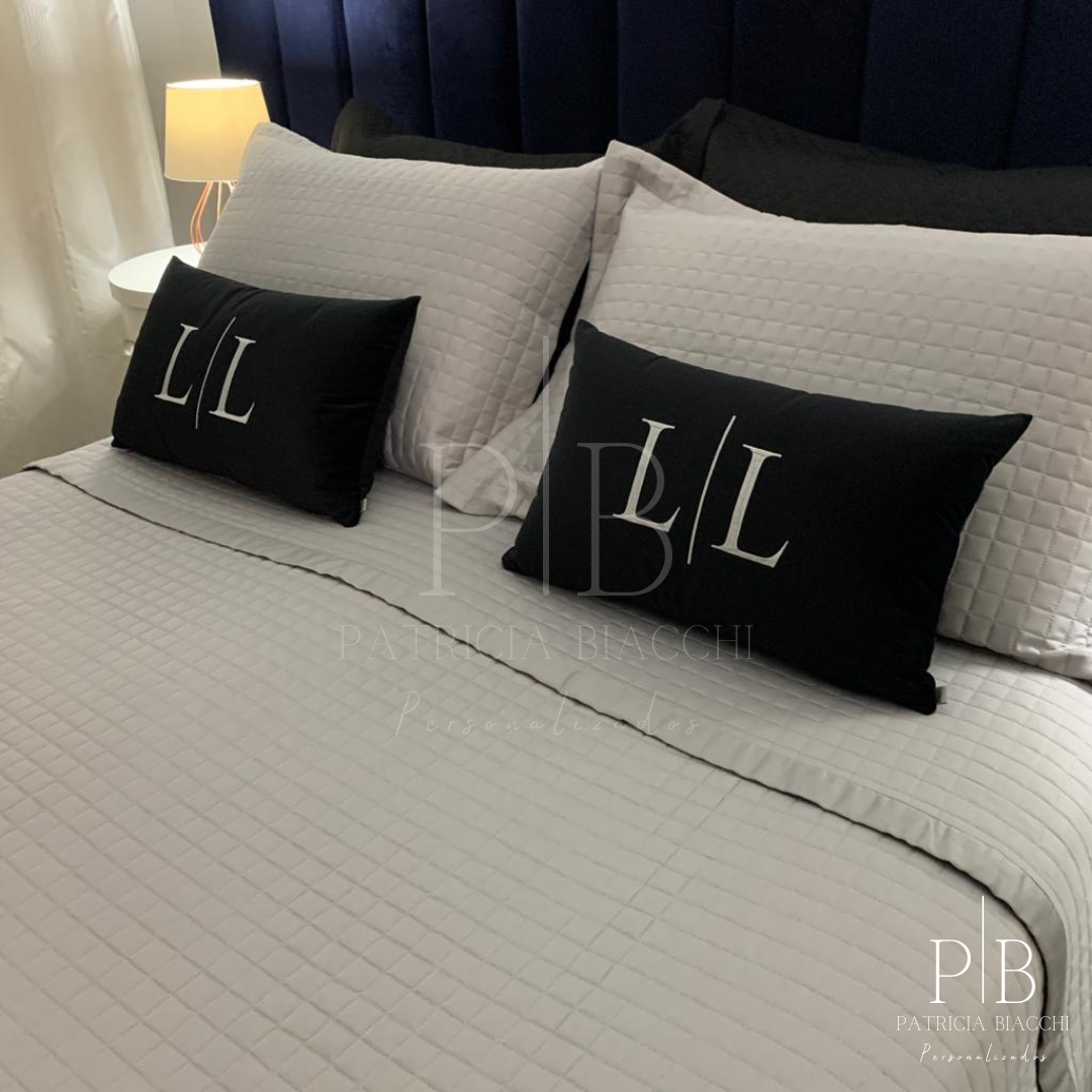 Par de Almofadas com Iniciais Married Veludo Preto Bordado Cinzento-Claro