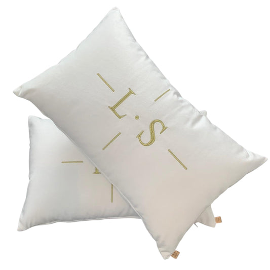 Par de Almofadas com Iniciais Design Veludo Branco Bordado Dourado