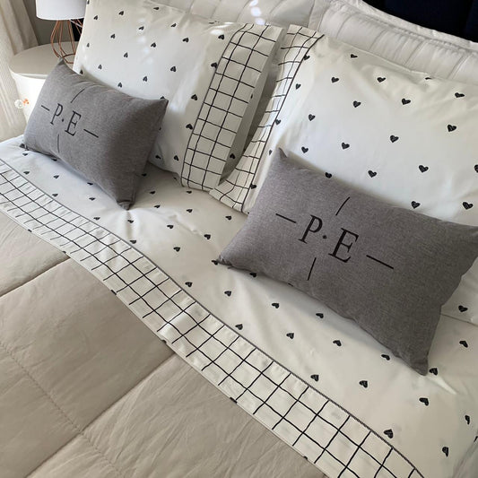 Par de Almofadas com Iniciais Design Linho Cinzento Bordado Preto