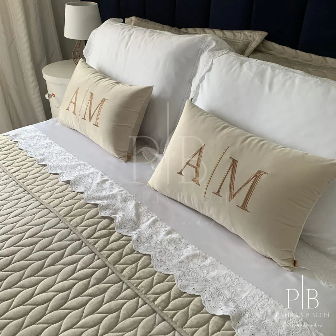 Almofada Individual com Inicial Married Veludo Bege Bordado Amêndoa