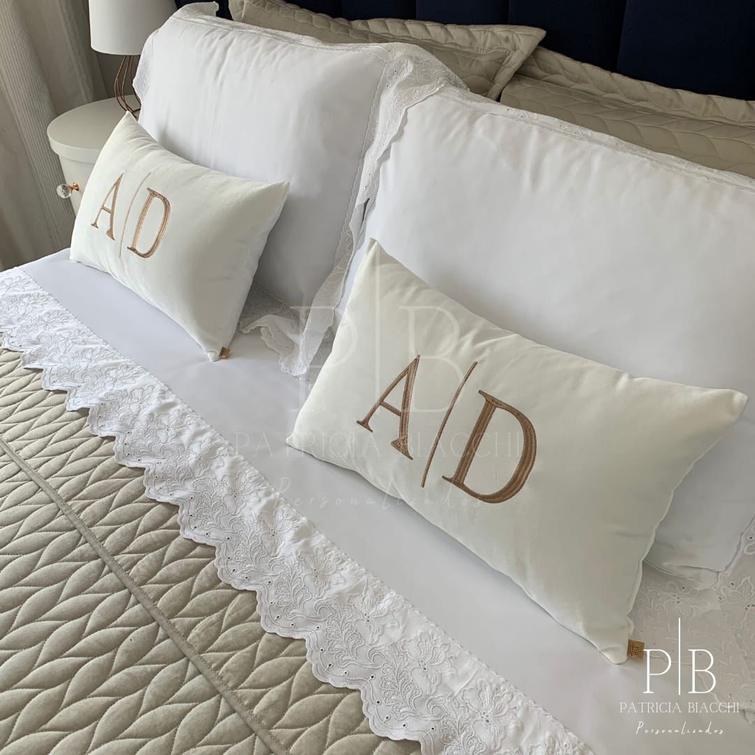 Almofada Individual com Iniciais Married Veludo Branco Bordado Amêndoa