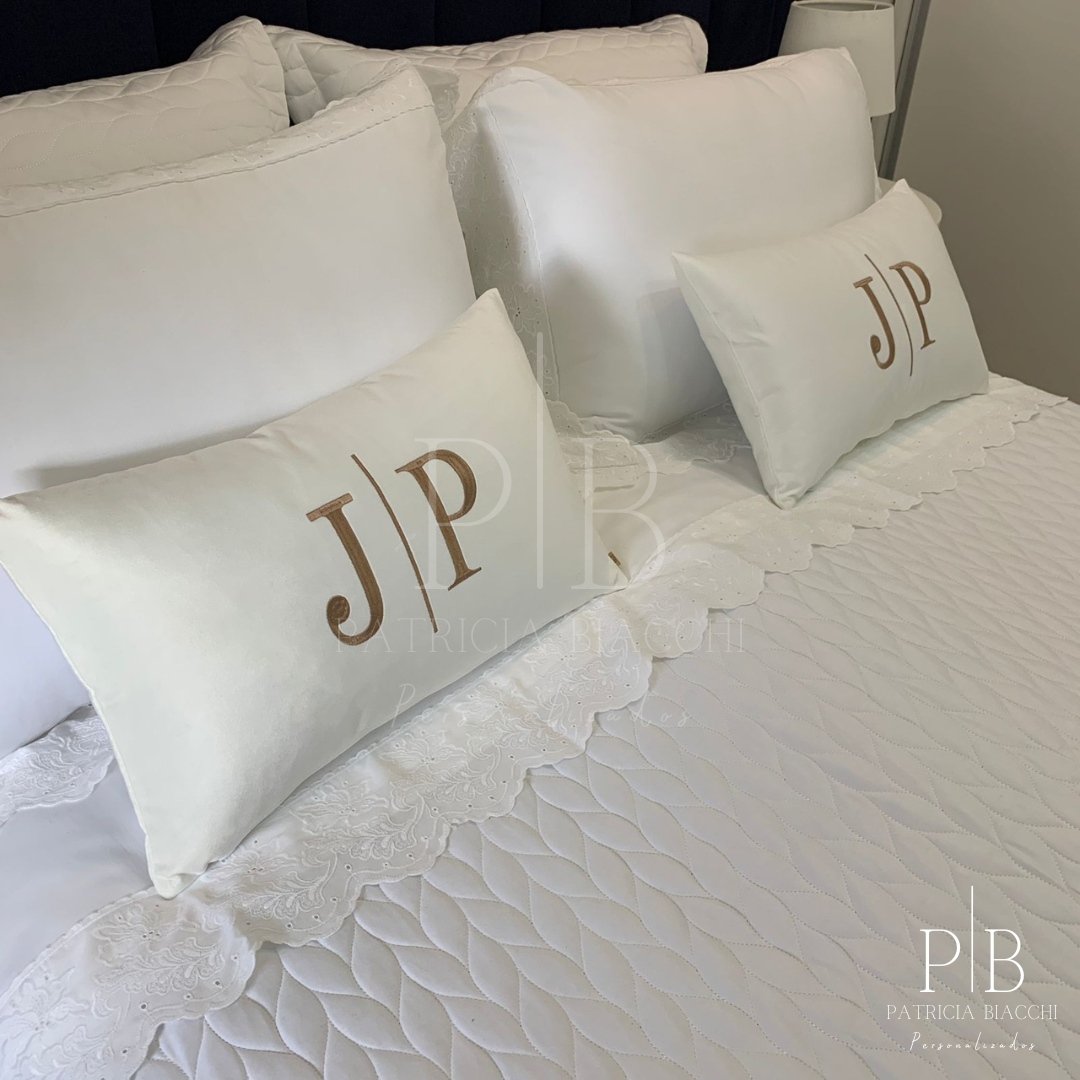 Par de Almofadas com Iniciais Married Veludo Branco Bordado Amêndoa