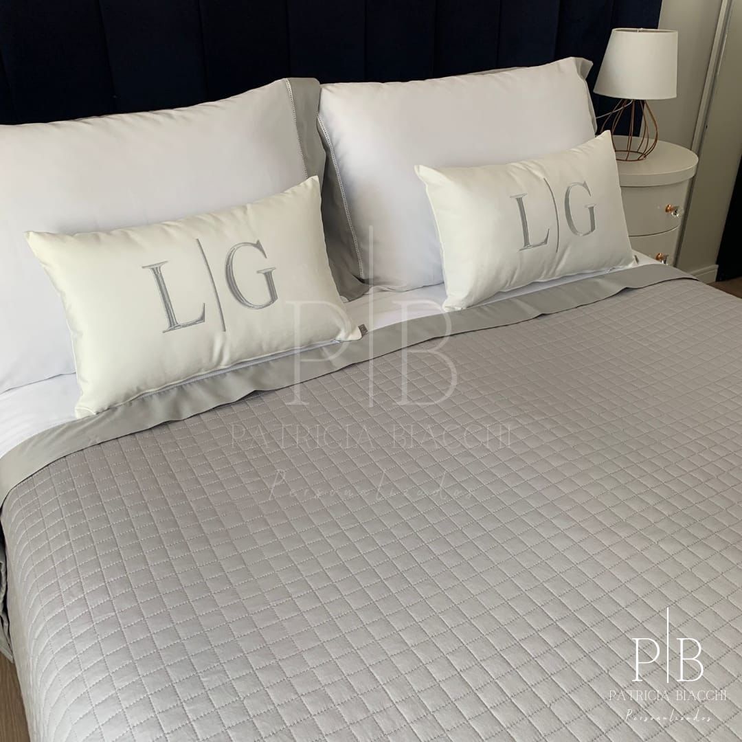 Par de Almofadas com Iniciais Married Veludo Branco Bordado Cinzento-Claro