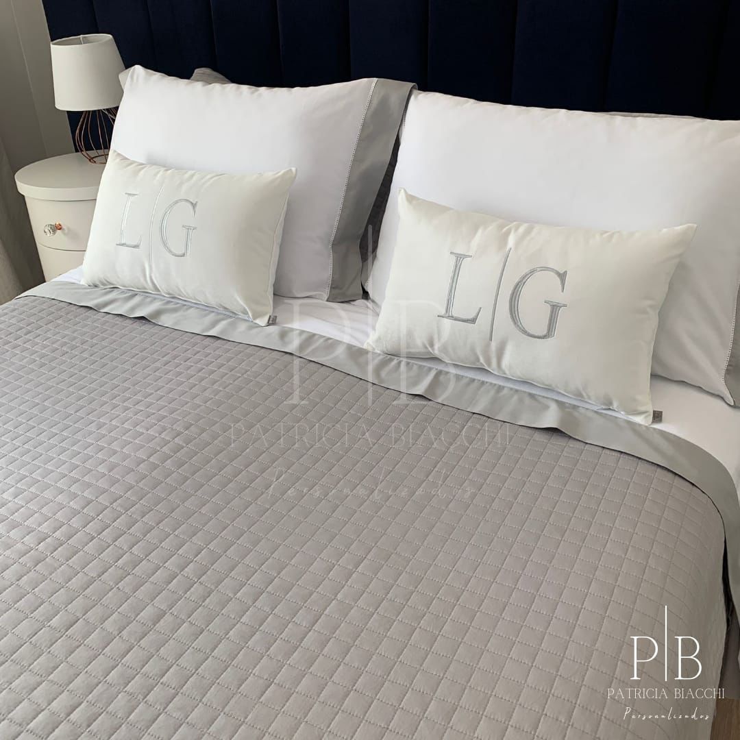 Almofada Individual com Inicial Married Veludo Branco Bordado Cinzento-Claro