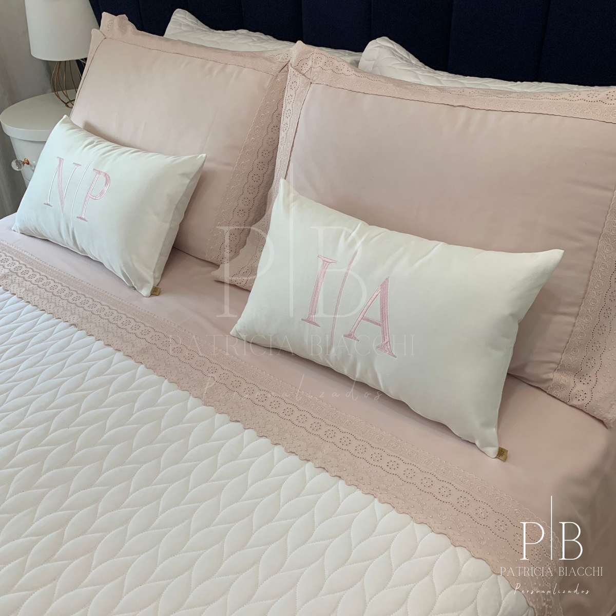 Almofada Individual com Iniciais Married Veludo Branco Bordado Rosa-Claro
