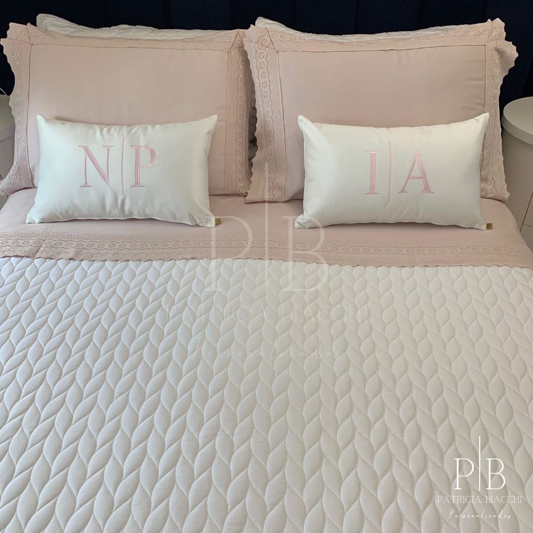 Par de Almofadas com Iniciais Married Veludo Branco Bordado Rosa-Claro