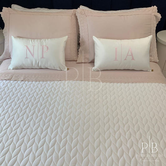 Par de Almofadas com Iniciais Married Veludo Branco Bordado Rosa-Claro