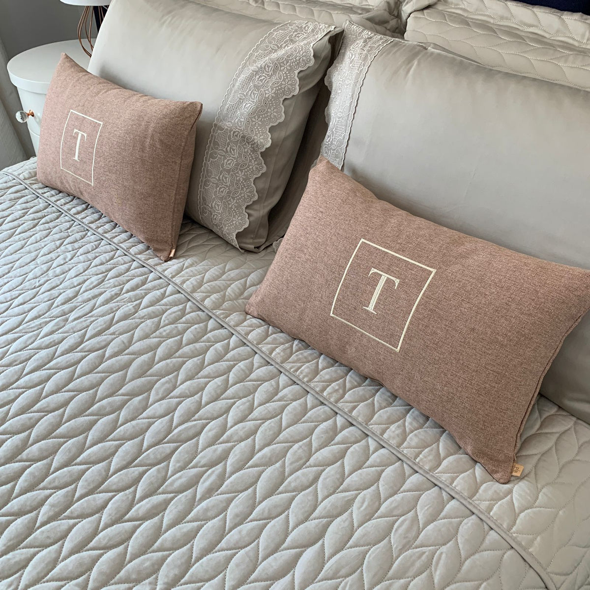 Almofada Individual com Inicial Square Linho Rose Bordado Champanhe
