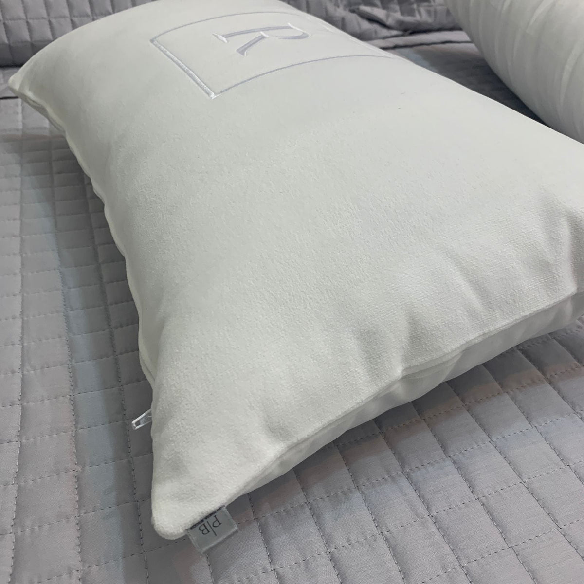 Almofada Individual com Inicial Square Veludo Branco Bordado Branco