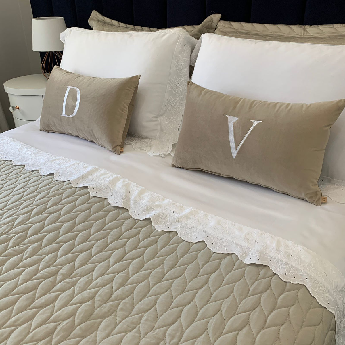 Par de Almofadas com Iniciais Single Veludo Caramelo Bordado Branco