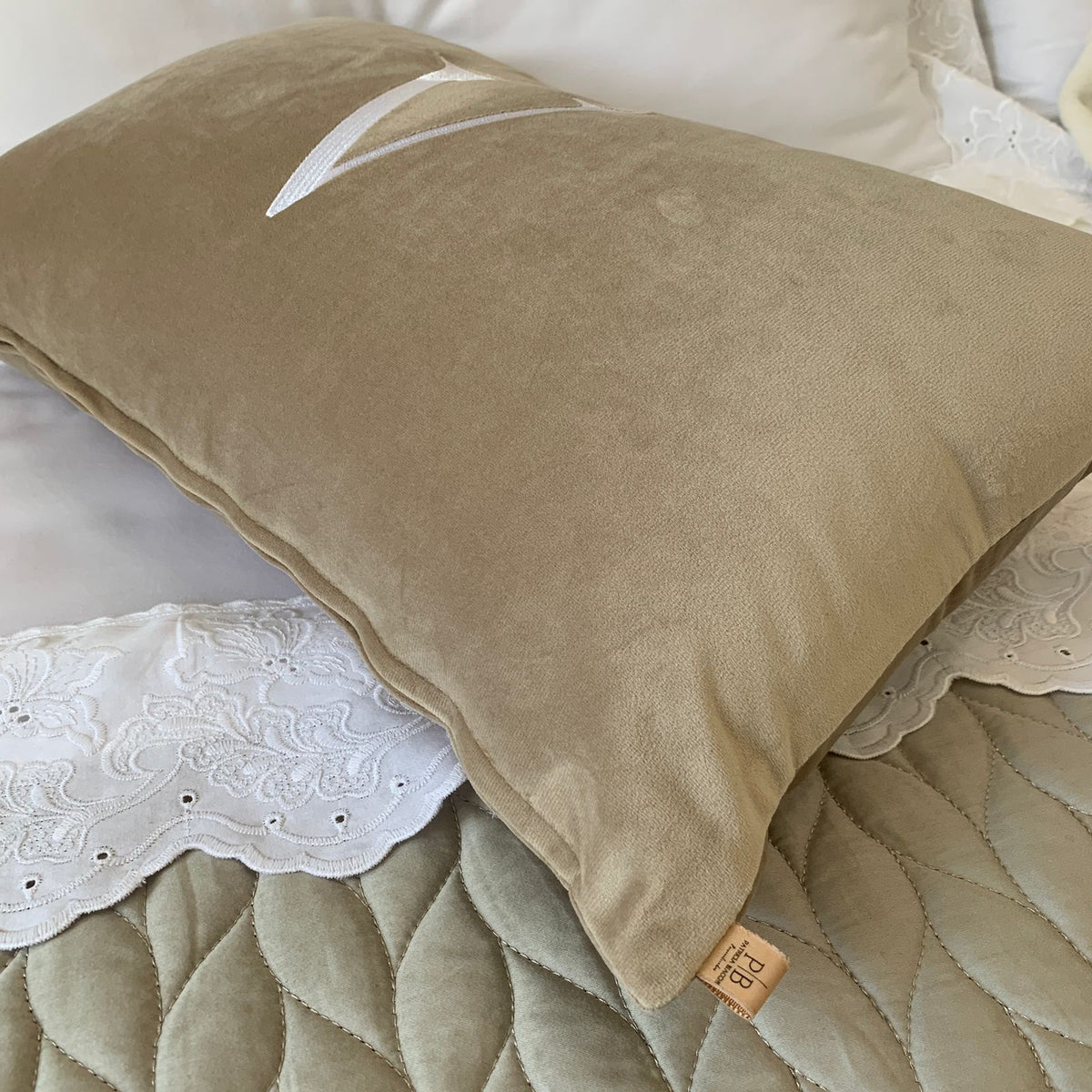 Par de Almofadas com Iniciais Single Veludo Caramelo Bordado Branco