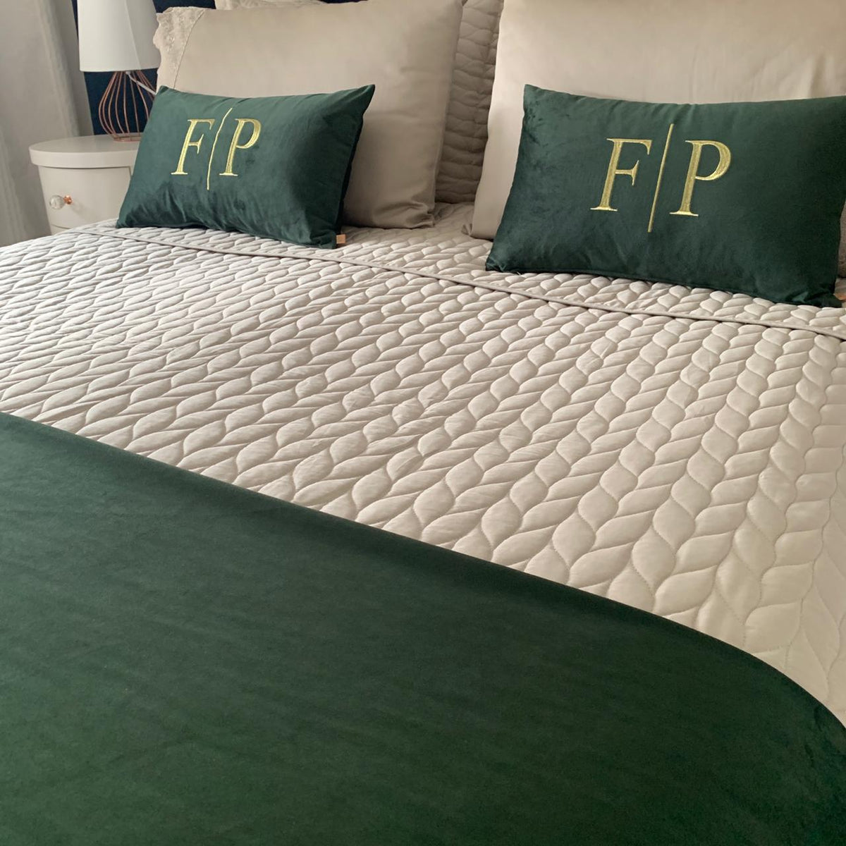 Par de Almofadas com Iniciais Married Veludo Verde-Escuro Bordado Dourado