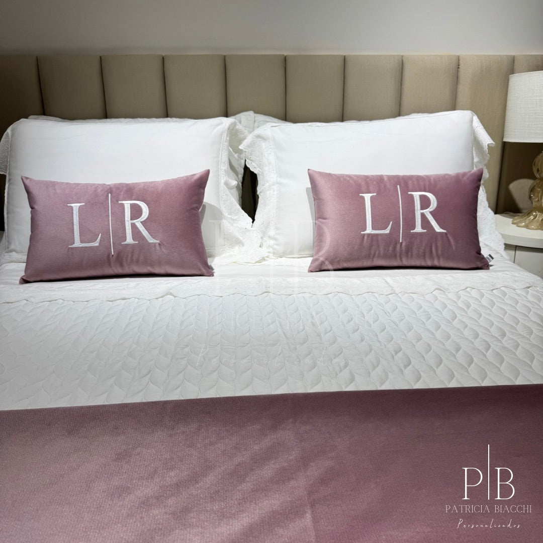 Almofada Individual com Inicial Married Veludo Rosa Bordado Branco