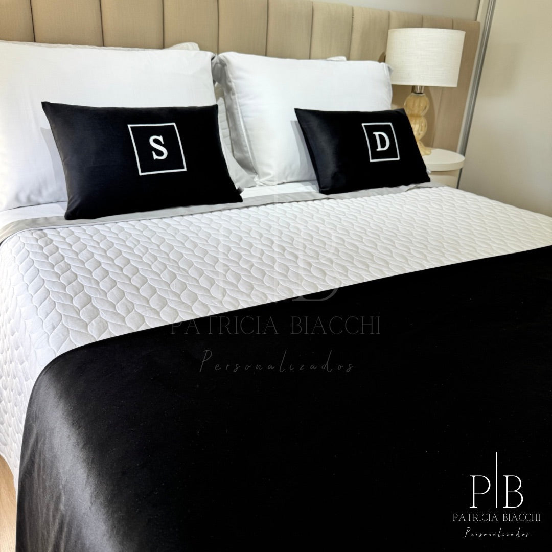 Almofada Individual com Inicial Square Veludo Preto Bordado Branco