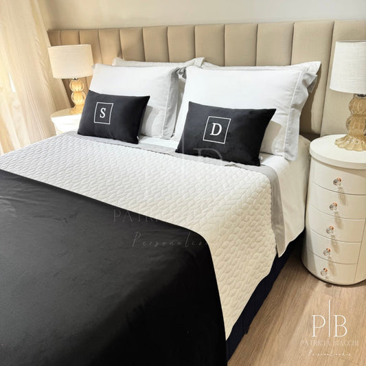 Almofada Individual com Inicial Square Veludo Preto Bordado Branco
