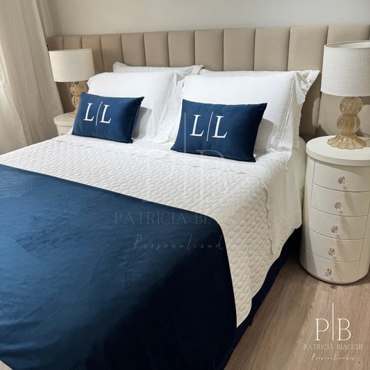 Par de Almofadas com Iniciais Married Veludo Azul-Marinho Bordado Branco