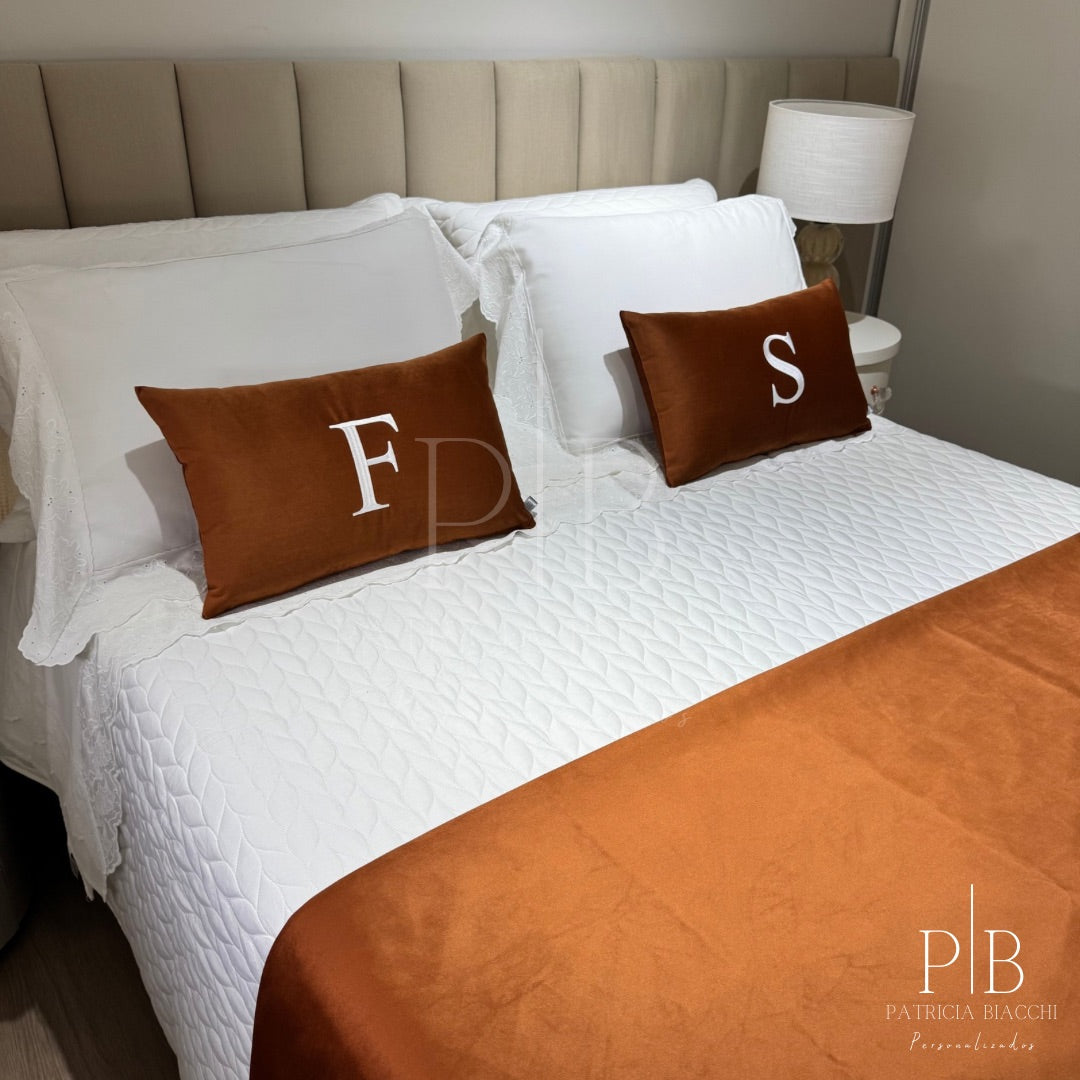 Almofada Individual com Inicial Single Veludo Terracota Bordado Branco